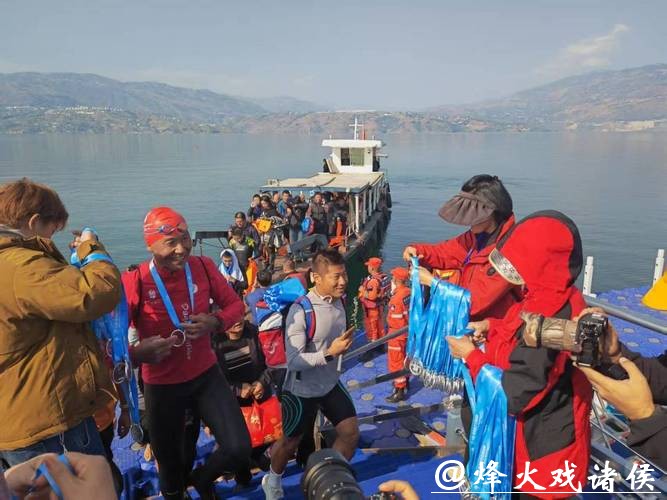 特写:新年“第一渡” 特写:新年“第一渡”